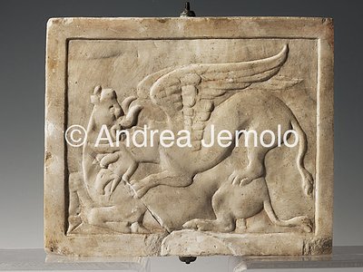 Museo Archeologico Nazionale Villa delle colonne a mosaico, Pinax lato B, tavoletta votiva, con un grifo che assale un toro - dal ninfeo del giardino, marmo | Andrea Jemolo