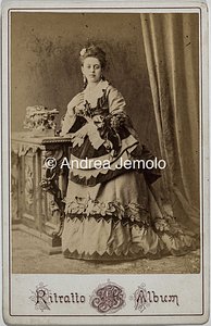  Ritratto di giovane donna con un vestito vistoso | Andrea Jemolo