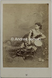  Ritratto di giovane donna con un vestito tradizionale e tamburello | Andrea Jemolo