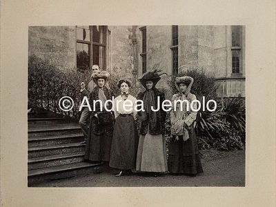  Group photo of an English aristocratic family | Andrea Jemolo