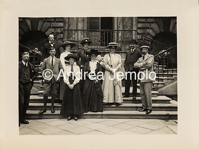  Group photo of an English aristocratic family | Andrea Jemolo
