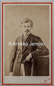  Uomo vestito elegantemente con i guanti | Andrea Jemolo