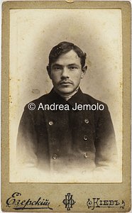 Giovane uomo con un pesante cappotto | Andrea Jemolo