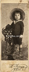  Bambino in piedi su una sedia | Andrea Jemolo