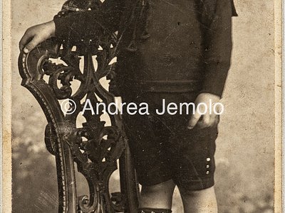  Child standing on a chair | Andrea Jemolo