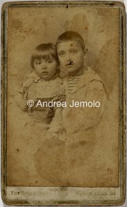  Due bambini vestiti da piccoli marinai | Andrea Jemolo