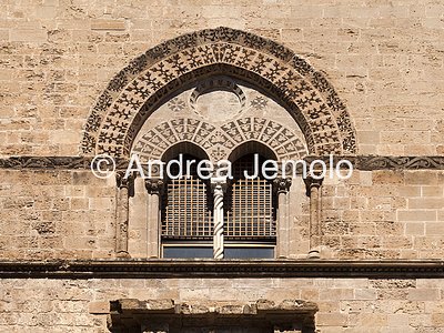 Palazzo Chiaramonte - Steri Bifora con tarsie in pietra lavica | Andrea Jemolo