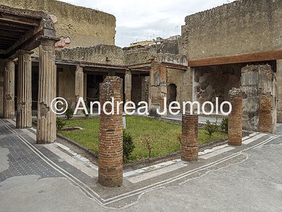  Casa del salone nero, peristilio, Ercolano | Andrea Jemolo