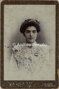  Giovane donna egiziana vestita elegantemente | Andrea Jemolo