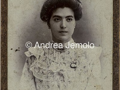  Young Egyptian woman dressed elegantly | Andrea Jemolo