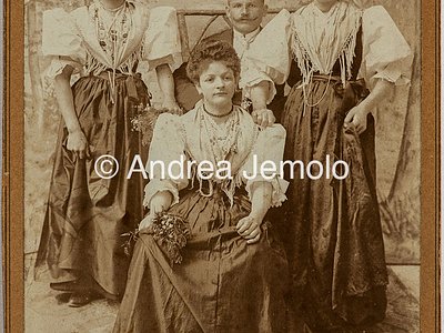  Ampezzana family with traditional clothes | Andrea Jemolo