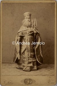  Cardinale delle Chiese cattoliche di rito orientale con candelabro a tre braccia e incensiere | Andrea Jemolo