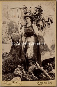  Donna del Cadore con i vestiti tradizionali con rastrello per raccogliere il grano | Andrea Jemolo
