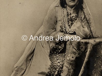 Portrait of Russian woman with showy clothes | Andrea Jemolo
