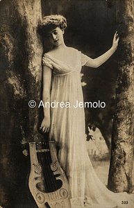 Ritratto di donna russa con una tunica classicheggiante e una cetra | Andrea Jemolo