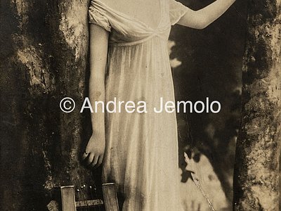  Portrait of Russian woman with a classical tunic and a zither | Andrea Jemolo