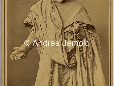  Henry Irving plays Cardinal Wolsey in Henry VIII di William Shakespeare | Andrea Jemolo