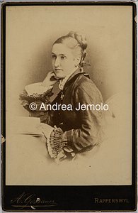  Ritratto di una giovane donna vestita elegantemente mentre legge | Andrea Jemolo
