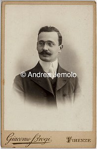  Ritratto di un giovane uomo con gli occhiali | Andrea Jemolo