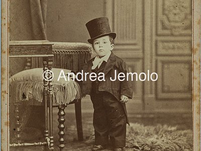  Child disguised as an adult with a top hat | Andrea Jemolo