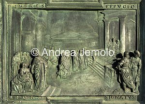 Duomo di Santa Maria Assunta Porta della facciata - La Presentazione di Maria al tempio - bronzo | Andrea Jemolo