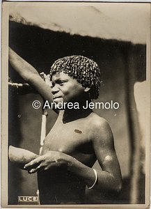 Spedizione transafricana Baragiola-Durini Ragazzo di una tribù africana in un villaggio | Andrea Jemolo