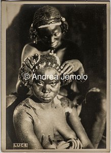 Spedizione transafricana Baragiola-Durini Giovane donna viene acconciata con fili di conchiglie tra i capelli | Andrea Jemolo