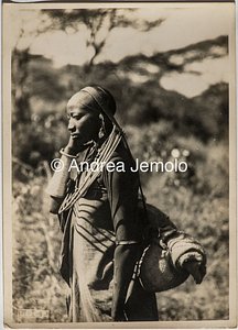 Spedizione transafricana Baragiola-Durini Ritratto di donna della tribù dei Masai con vistosi ornamenti al collo | Andrea Jemolo