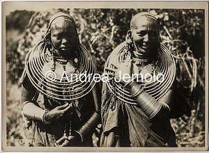 Spedizione transafricana Baragiola-Durini Due donne Masai che indossano collari fatti di anelli metallici concentrici e grandi bracciali. | Andrea Jemolo
