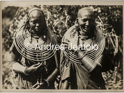 Transafrican expedition Baragiola-Durini Two Masai women wearing collars made of concentric metal rings and large bracelets | Andrea Jemolo