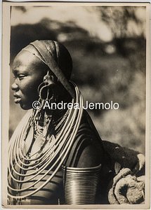 Spedizione transafricana Baragiola-Durini Ritratto di donna della tribù dei Masai con vistosi ornamenti al collo | Andrea Jemolo