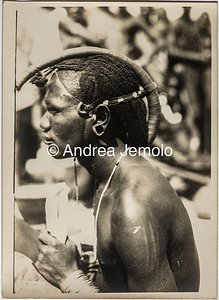 Spedizione transafricana Baragiola-Durini Ritratto di un giovane uomo Masai, con i capelli intrecciati e raccolti in una tipica acconciatura | Andrea Jemolo