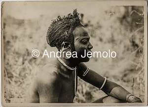 Spedizione transafricana Baragiola-Durini Ritratto di un giovane uomo Masai, con i capelli intrecciati raccolti in una tipica acconciaturagiovane e il lobo dell'orecchio deformato da un disco d'argilla | Andrea Jemolo