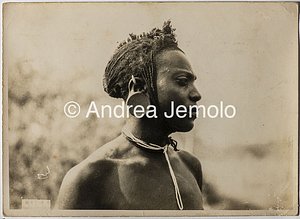 Spedizione transafricana Baragiola-Durini Ritratto di un giovane uomo Masai, con i capelli intrecciati raccolti in una tipica acconciaturagiovane e il lobo dell'orecchio deformato da un disco d'argilla | Andrea Jemolo