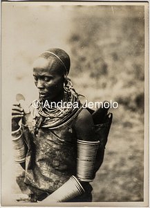 Spedizione transafricana Baragiola-Durini Ritratto di donna della tribù dei Masai con ornamenti alle orecchie, al collo e alle braccia e con una bisaccia sulle spalle | Andrea Jemolo