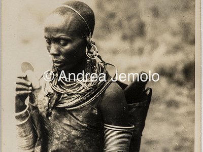 Transafrican expedition Baragiola-Durini Portrait of a woman of the Masai tribe with ornaments on her ears, neck and arms and a saddlebag on her shoulders | Andrea Jemolo