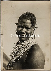 Spedizione transafricana Baragiola-Durini Ritratto di una donna della tribù dei Turkana. La donna ha un'acconciatura di treccine e indossa un caratteristico collare di perline | Andrea Jemolo