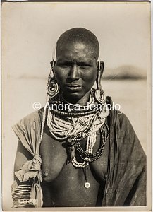 Spedizione transafricana Baragiola-Durini Ritratto di donna che indossa alle orecchie i caratteristici orecchini a spirale dei Masai e, al collo, un collare di perline | Andrea Jemolo