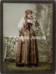  Ragazza con il costume tradizionale del cantone di Berna | Andrea Jemolo