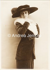  Fotografia di moda di una donna vestita elegantemente con collo di pelliccia e cappello | Andrea Jemolo