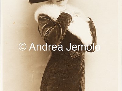  Fashion photo of a woman dressed elegantly with fur collar and hat | Andrea Jemolo