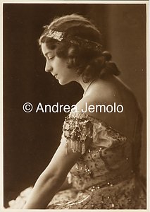  Fotografia di moda di una donna vestita elegantemente con collana di perle | Andrea Jemolo