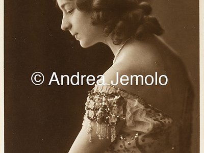  Fashion photo of a woman with pearl necklace | Andrea Jemolo