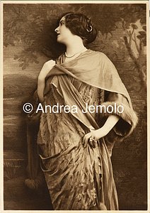  Fotografia di moda di una donna vestita elegantemente con collana di perle | Andrea Jemolo