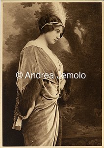  Fotografia di moda di una donna vestita elegantemente | Andrea Jemolo