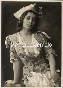  Fotografia di moda di una donna vestita elegantemente con cappello | Andrea Jemolo