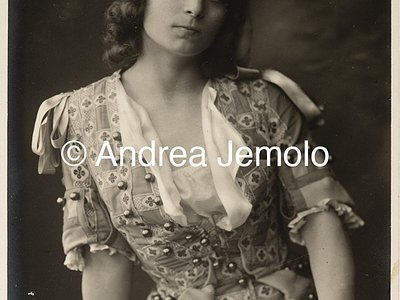  Fashion photo of a woman dressed elegantly with hat | Andrea Jemolo