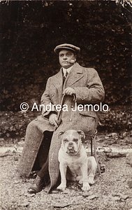  Signore con cane molossso, bastone da passeggio e pipa | Andrea Jemolo