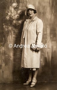  Fotografia di moda di una donna vestita elegantemente con piccola borsa e cappello | Andrea Jemolo
