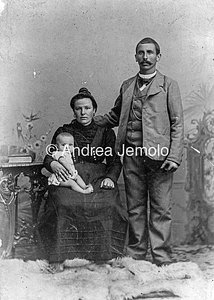  Fotografia in studio di una famiglia del proletariato probabilmente di emigrati italiani | Andrea Jemolo